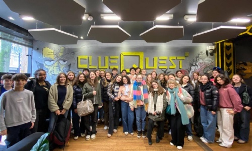 English and French students attempting a quest room